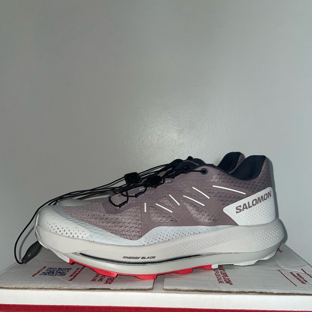 Mens salamon sneakers size 9